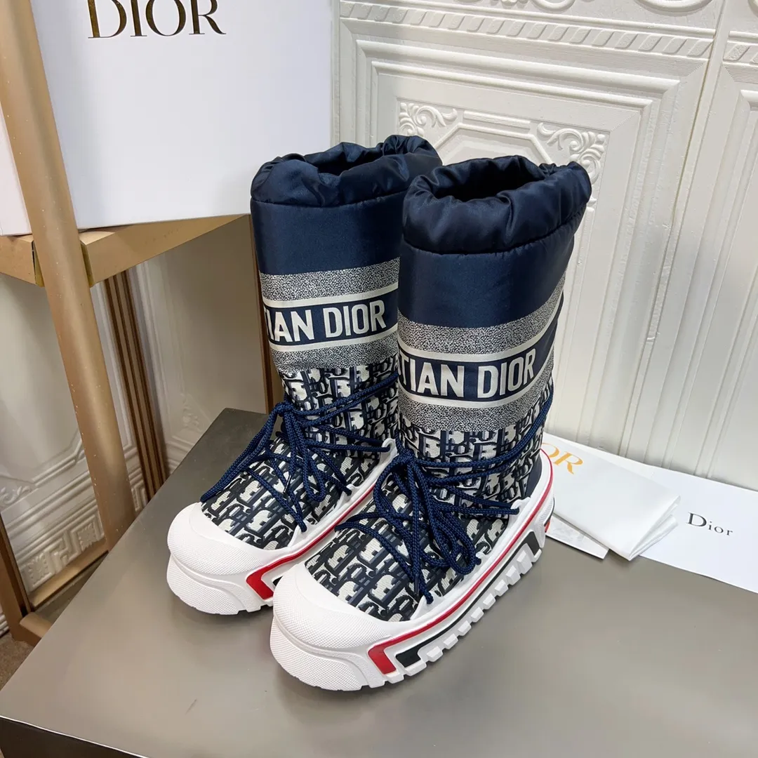 Men's shoes p600! The highest version on the market, Dior Dior's king style snow boots, ski boots, fat and cute, so cute →_→ from the DiorAlps limited series, unique. Shiny nylon Oblique print upper with criss-cross straps for an ideal fit. The technical fabric of the boot shaft, short-cut version, can be worn in the city or in the mountains. It makes the calf slimmer and taller, warm and concave. The boot shaft and sole are made of original waterproof padded lining. The embroidered fabric is original star ⭐ rubber non-slip thick sole and multi-module combination outsole. The size is 35-40. 41Customized